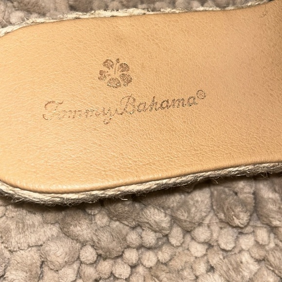 Tommy Bahama slides on a size 6.5 woman - Picture 10 of 10